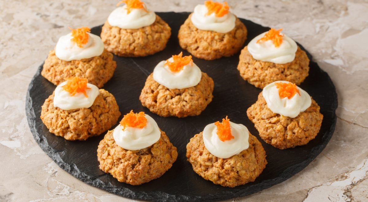 Bolinhos de aveia e cenoura - iStock - Imagem ilustra bolinhos de cenoura e aveia com topo branco de cream cheese