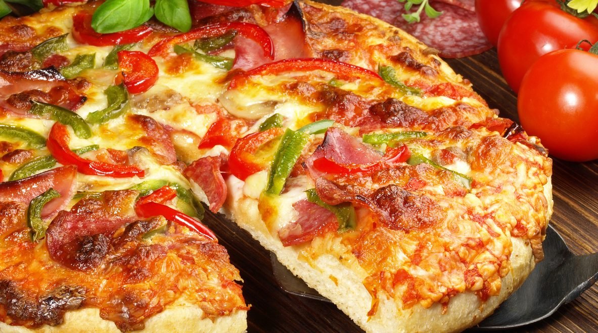 Pizza de tapioca - iStock - Imagem ilustra pizza de tapioca sendo fatiada