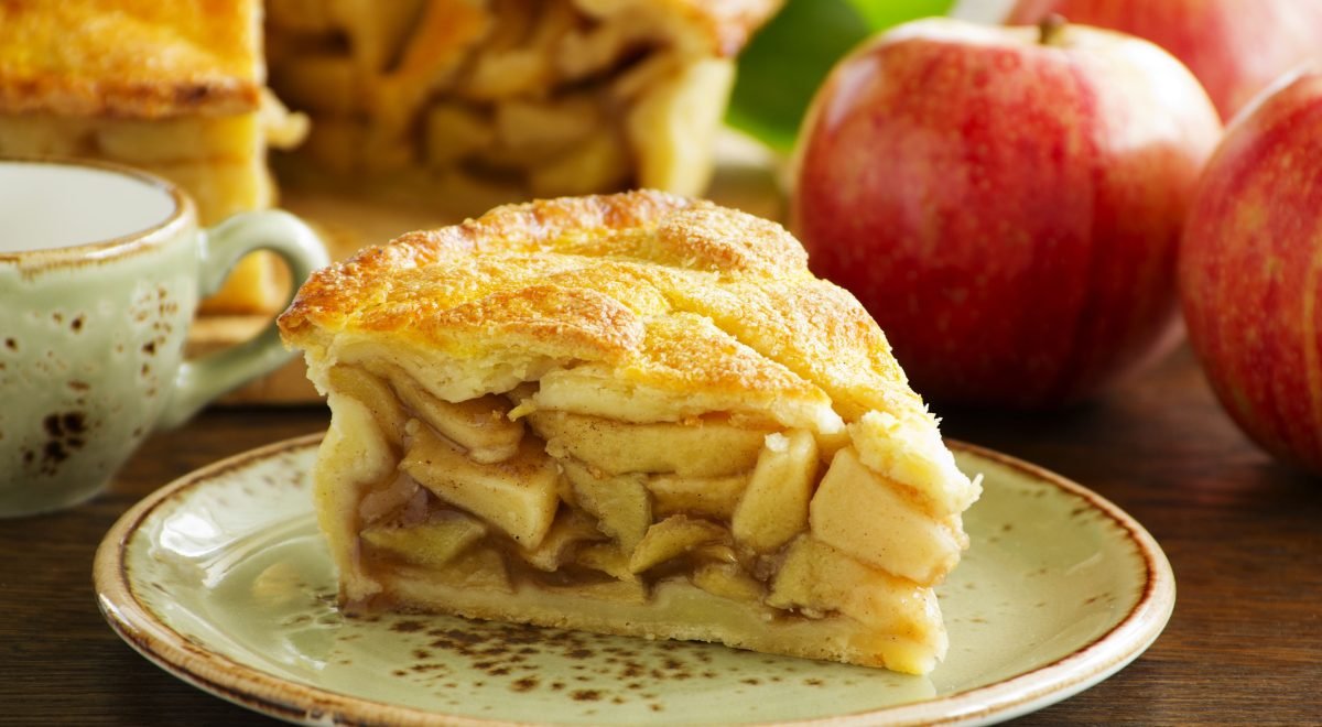 Torta de maçã - iStock - Imagem ilustra torta de maçã fatiada
