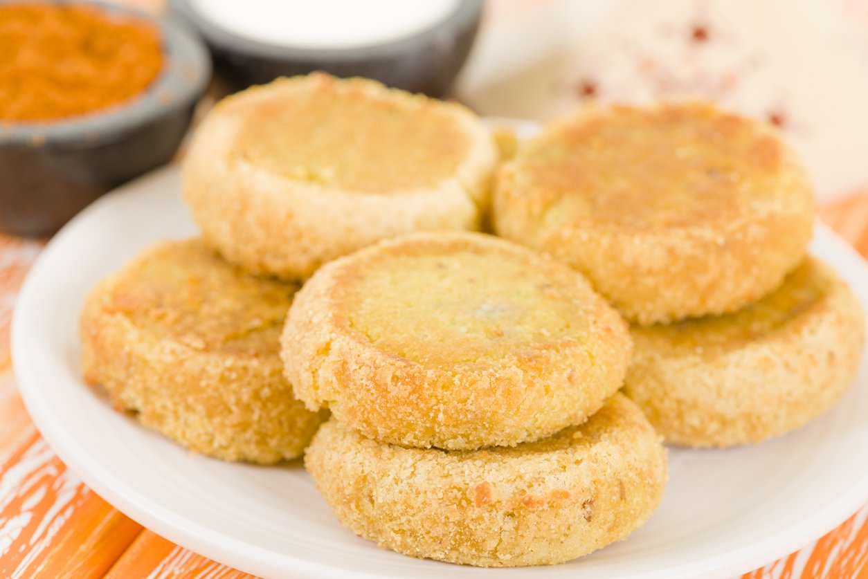 Lanche fit e saudável: bolinho crocante de batata-doce com queijo simples e rápido