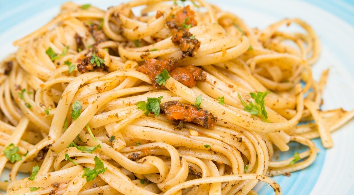 Macarrão - iStock - Imagem ilustra prato de macarrão suculento