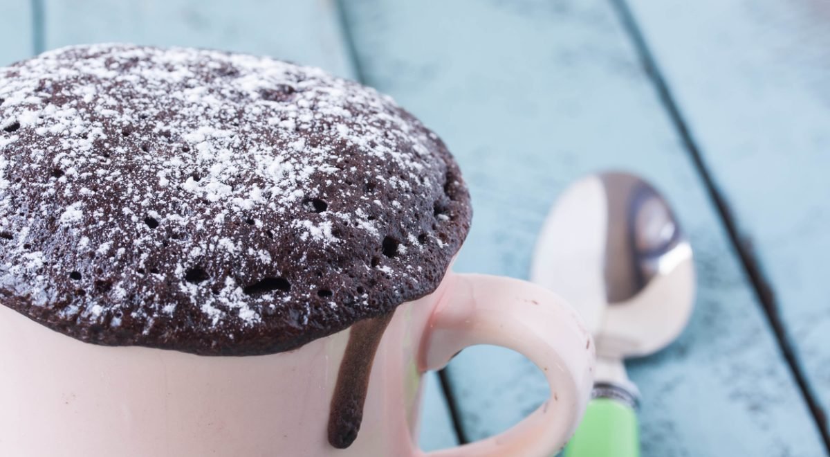 Bolo de coco de caneca - iStock - Imagem ilustra bolo de coco de caneca