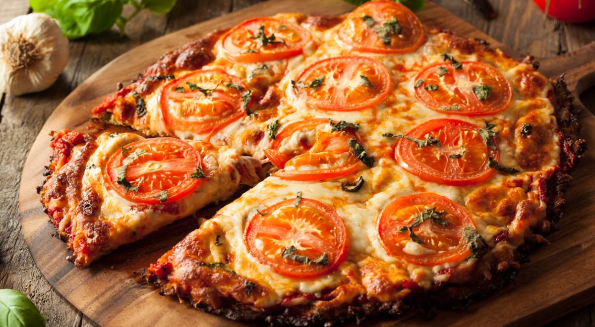 Pizza de massa de couve-flor - iStock - Imagem ilustra pizza de couve-flor