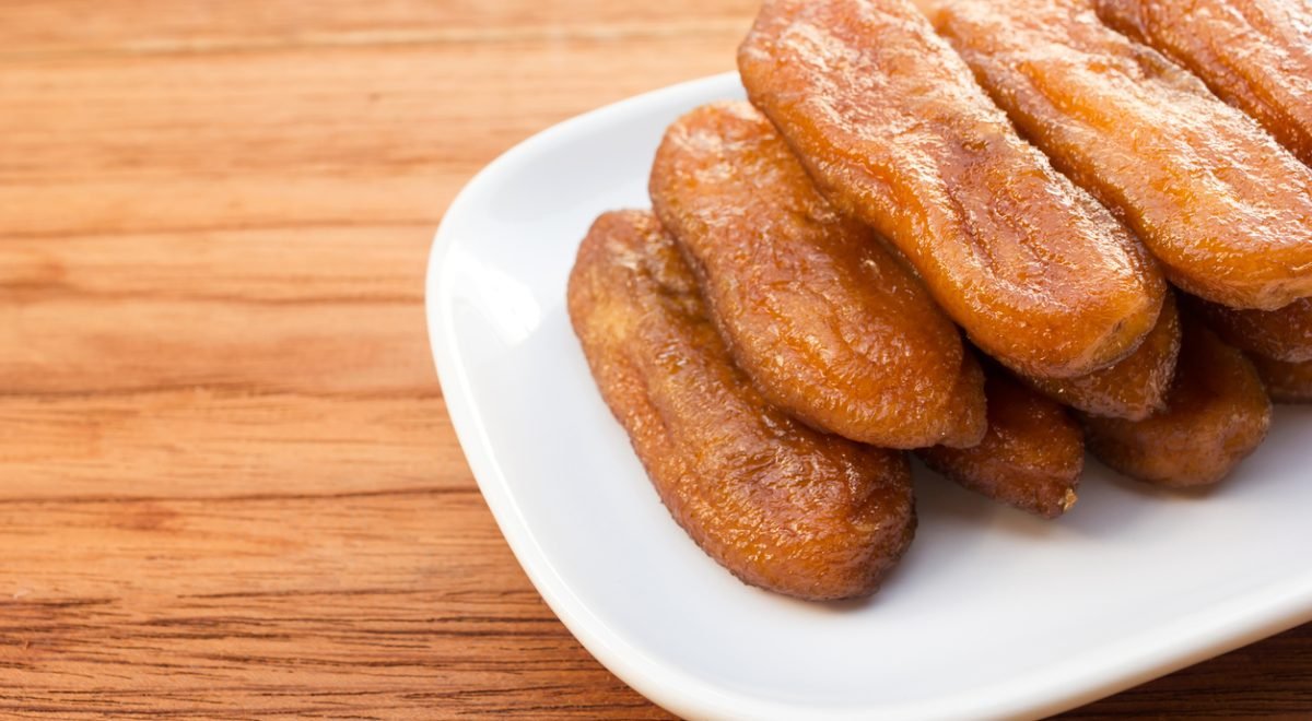 Banana caramelada - iStock - Imagem ilustra bananas fatiadas carameladas em prato branco