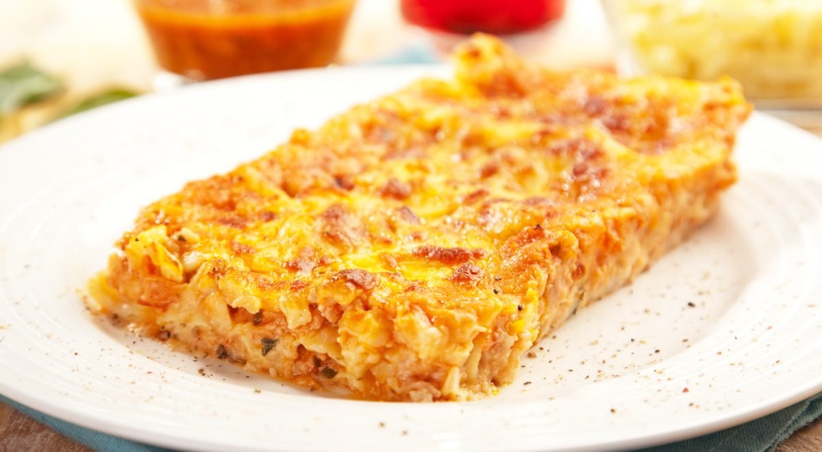 Torta de milho - iStock - Imagem ilustra torta de milho fatiada em prato branco