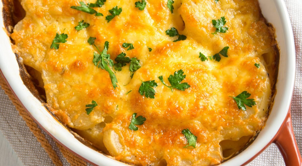 Batata gratinada - iStock - Imagem ilustra batatas em tigela branca