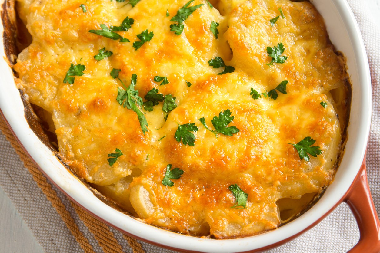 Batata gratinada no almoço: receita super simples e fácil para variar o cardápio
