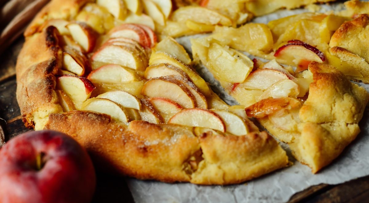 Pizza de maçã - iStock - Imagem ilustra pizza de maçã fatiada