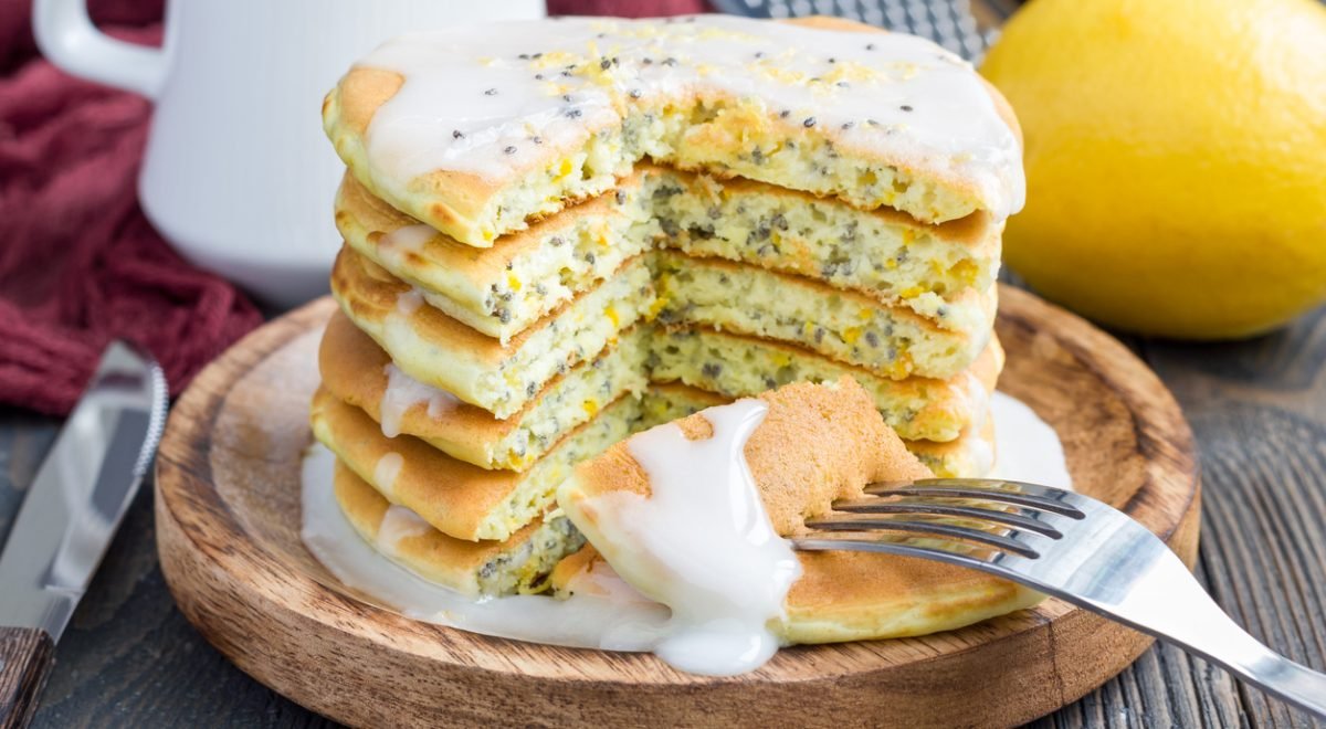 Panqueca fit de chia - iStock - Imagem ilustra panqueca de chia sendo fatiada