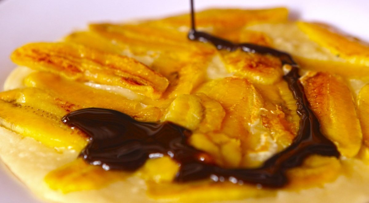Crepioca de banana e cacau - iStock - Imagem ilustra crepioca de banana em prato