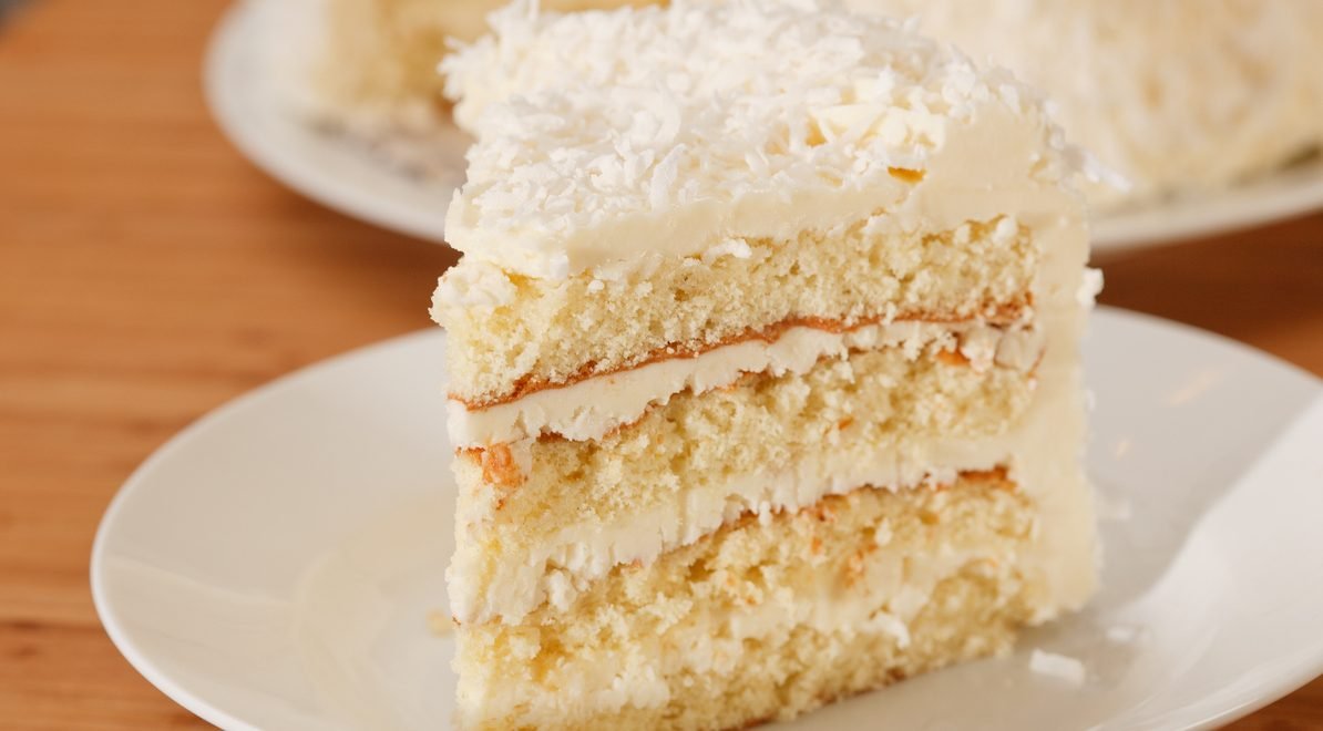 Bolo de coco - iStock - Imagem ilustra fatia de bolo de coco