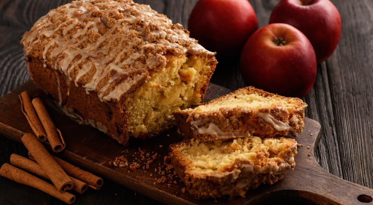 Bolo de maçã - iStock - Imagem ilustra bolo de maçã cortado
