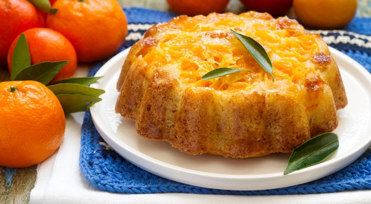 Bolo de laranja - iStock - Imagem ilustra bolo de laranja em prato branco