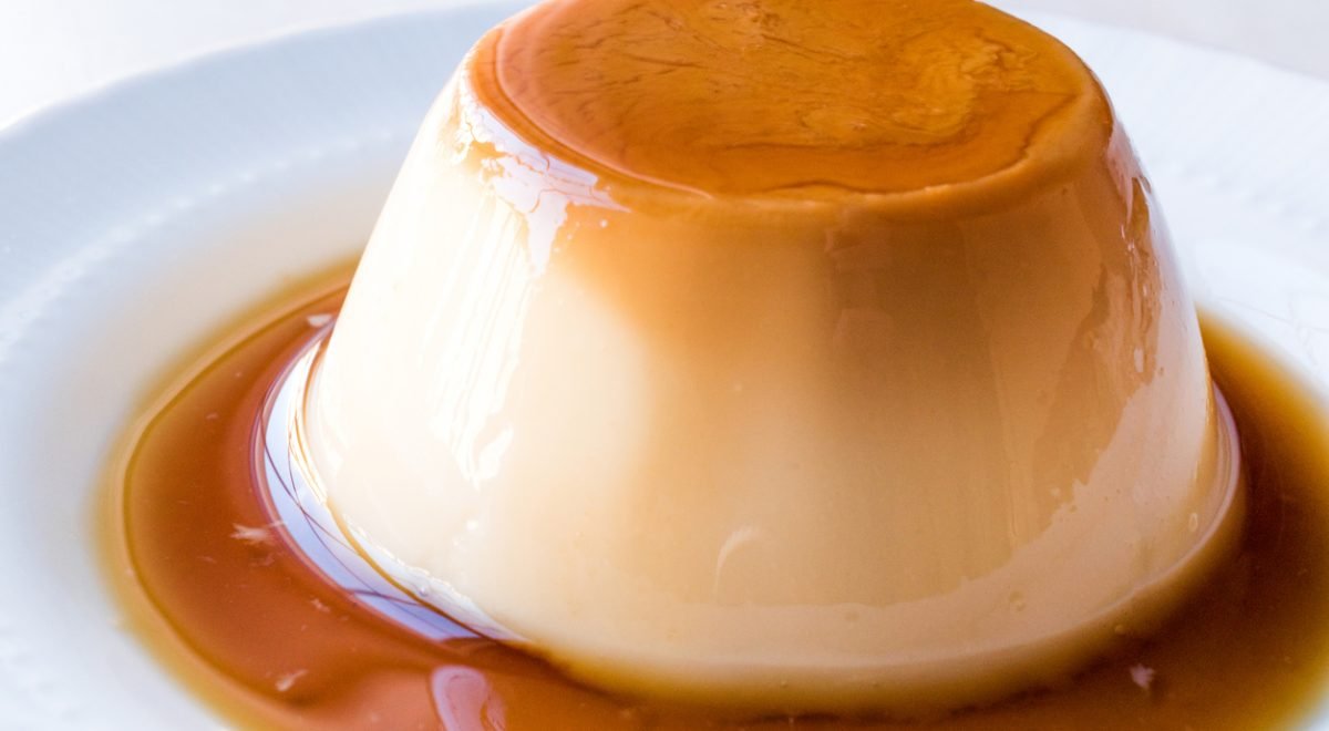 Pudim - iStock - Imagem ilustra pudim de caramelo em prato