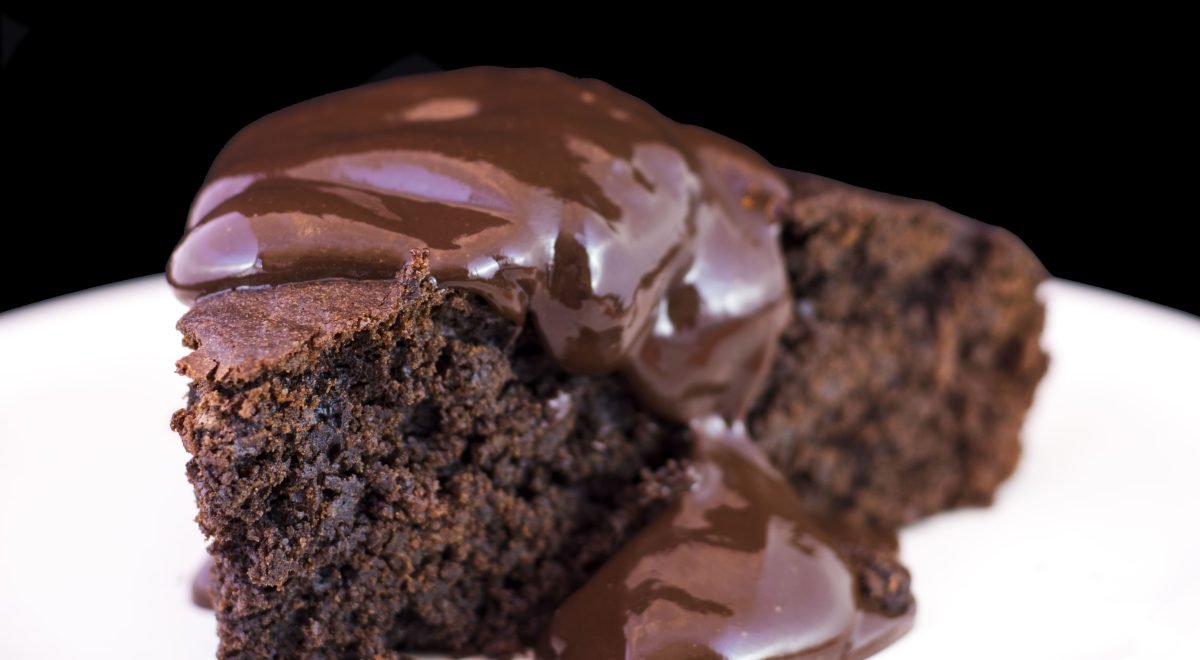 Bolo mousse de chocolate - iStock - Imagem ilustra fatia de bolo de chocolate