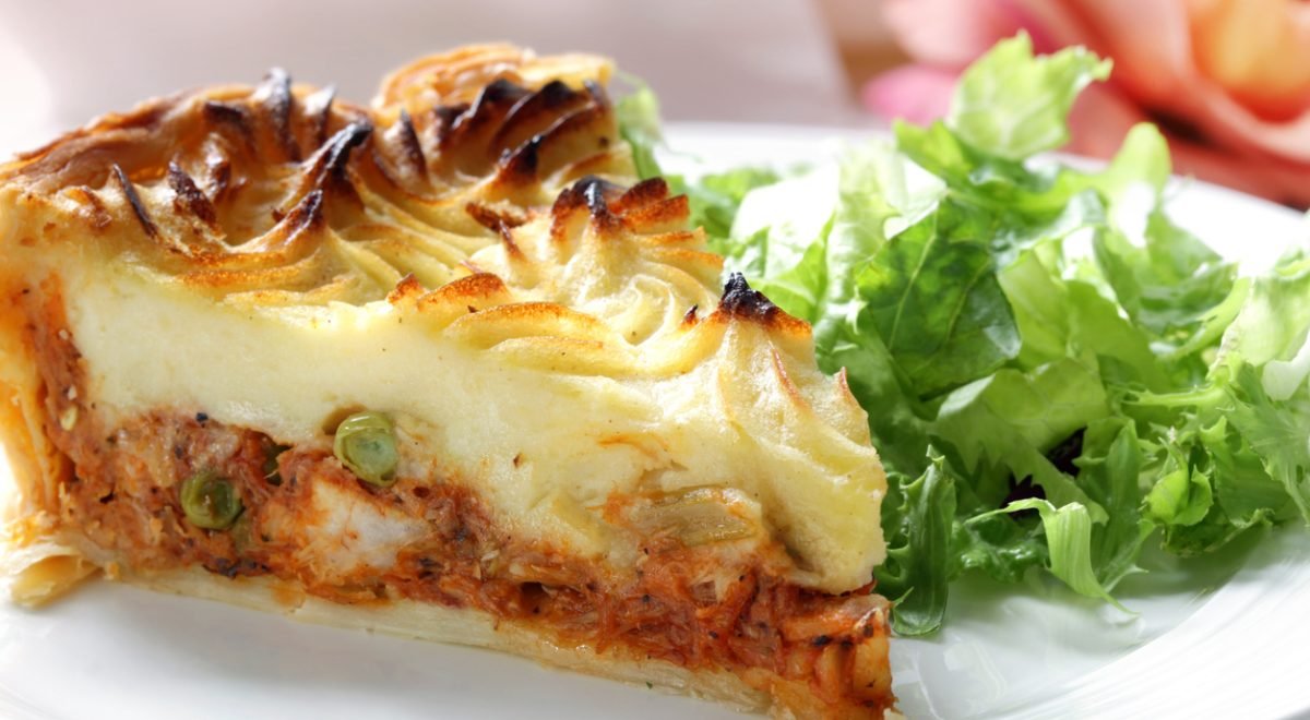 Torta de batata-doce e frango - iStock - Imagem ilustra fatia de torta de batata-doce com frango