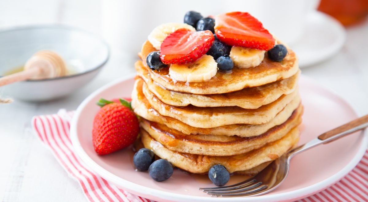 Panqueca americana - iStock - Imagem ilustra panquecas americanas em prato cobertas por frutas