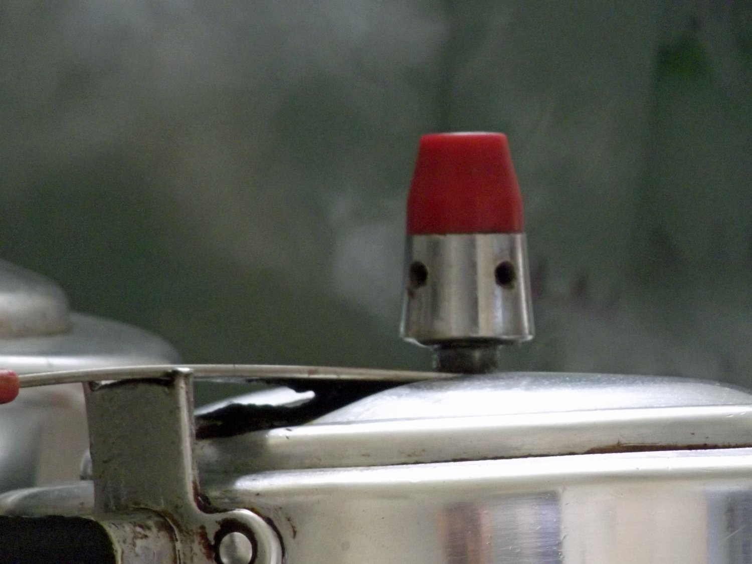 Os 7 deslizes mais perigosos ao cozinhar com panela de pressão