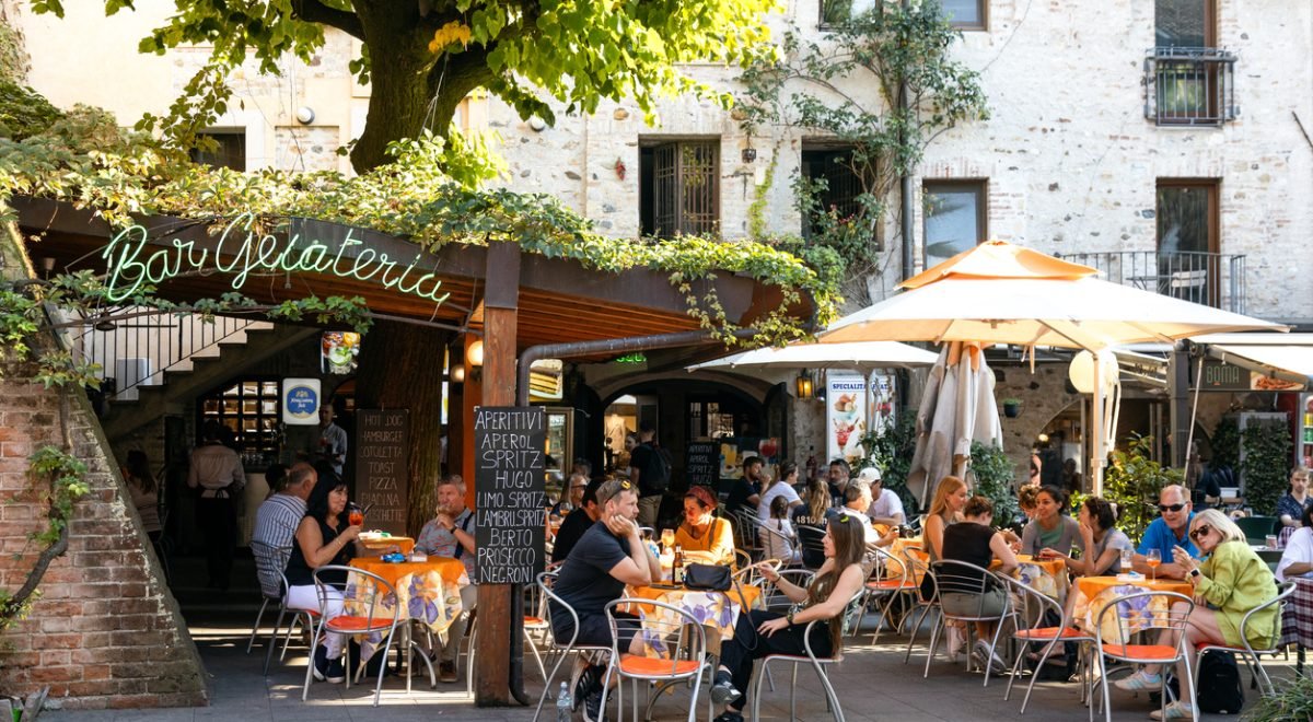 cabuscaa/IStock - Imagem ilustrativa de restaurante