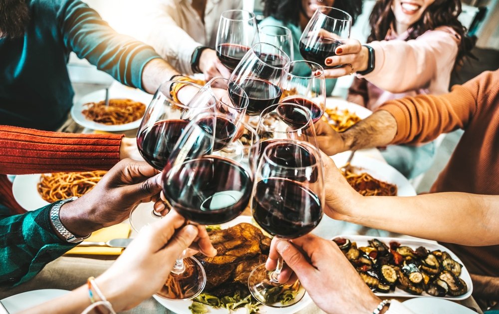 Divulgação/Clube Wine - Imagem de pessoas brindando vinho