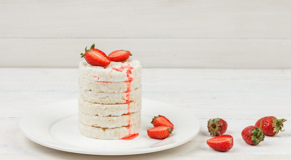 Imagem de Bolo de ninho com morango - Freepik - Imagem de Bolo de ninho com morango - Freepik