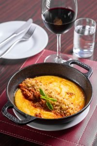 Receita afetiva: polenta cremosa com ragú de costela
