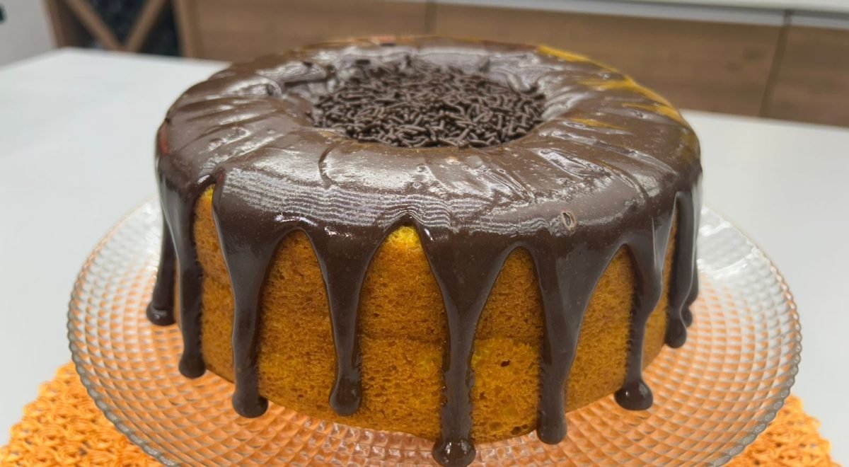 Flávia Marques/JC - Imagem de bolo de cenoura com calda de chocolate