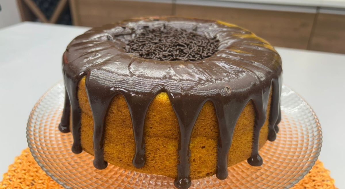 Flávia Marques/JC - Imagem de bolo de cenoura com calda de chocolate