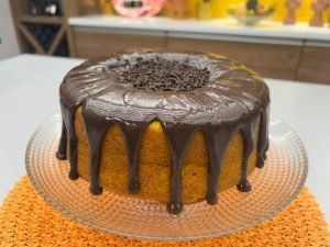 Imagem de bolo de cenoura com calda de chocolate