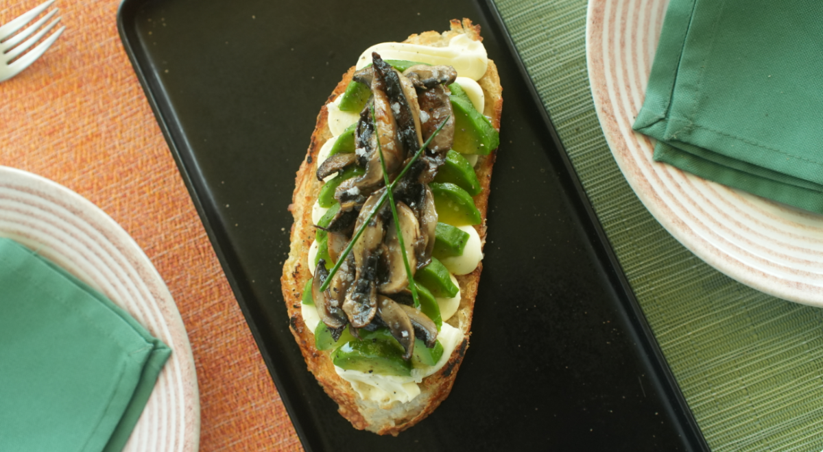 AON - Imagem de bruschettas com cogumelos catupiry e abacate do At Rio Rooftop & Lounge