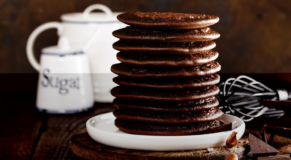 Panqueca de chocolate - iStock - Imagem ilustra panquecas de chocolate empilhadas