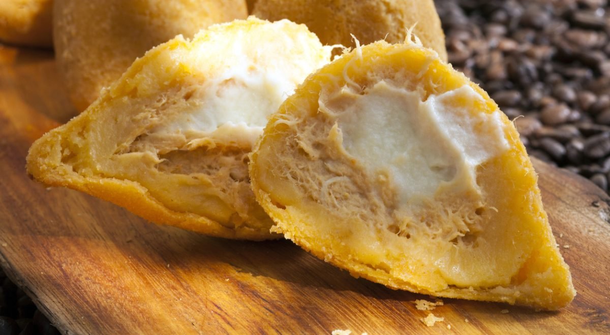 Coxinha de frango - iStock - Imagem ilustra coxinha de frango cortada ao meio