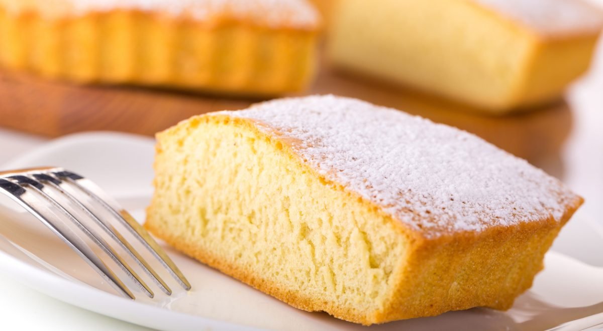 Bolo de iogurte - iStock - Imagem ilustra bolinho de iogurte fatiado em prato branco