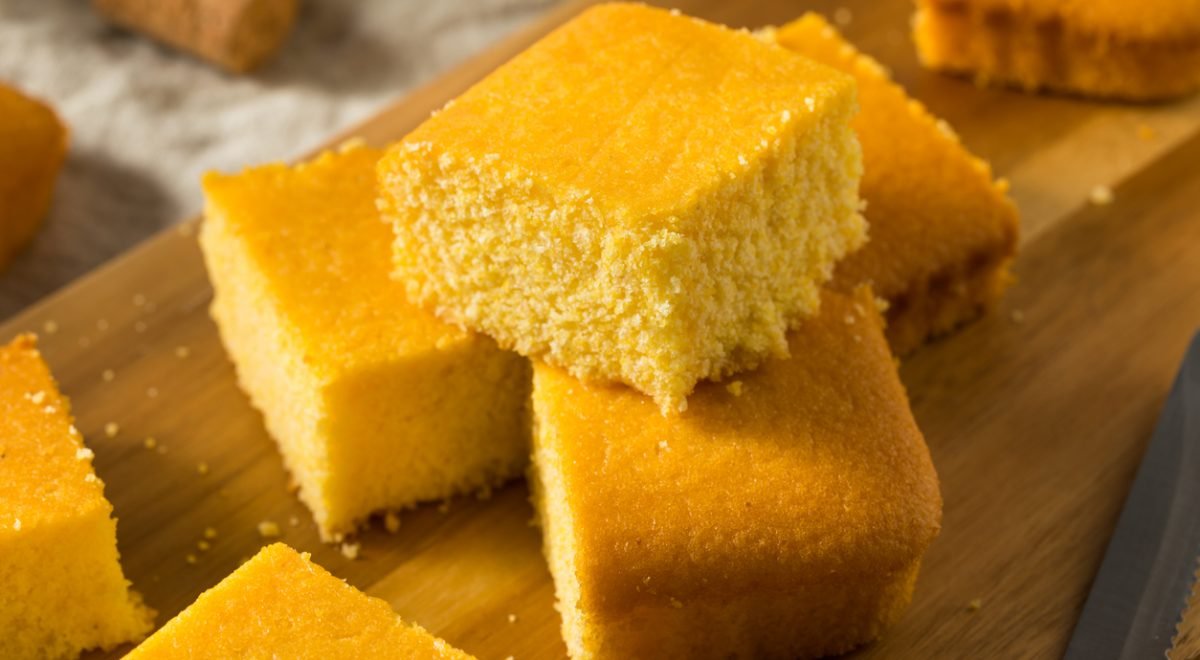 Pão de milho - iStock - Imagem ilustra pão de milho caseiro