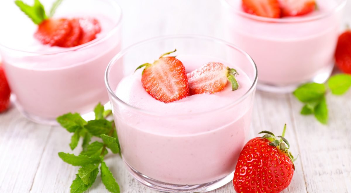 Mousse de morango - iStock - Imagem ilustra mousse de morango em copos