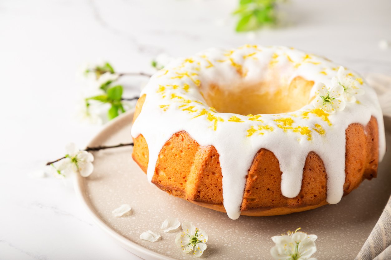 Bolo de limão integral com cobertura de iogurte: fofinho, leve e doce na medida certa