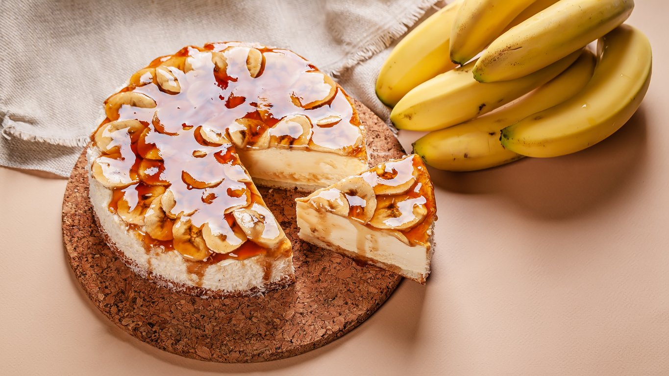 Torta de banana caramelizada docinha e crocante para o lanche rápido da tarde