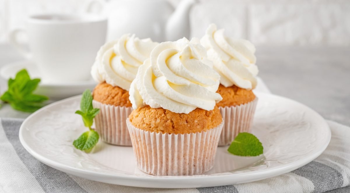 Bolinho de iogurte - iStock - Imagem ilustra bolinhos de iogurte com cobertura