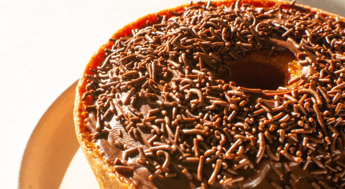 Bolo de cenoura e chocolate - iStock - Imagem ilustra bolo de chocolate