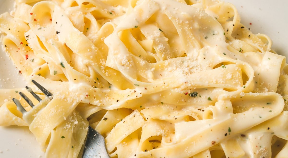 Macarrão ao molho de batatas - iStock - Imagem ilustra macarrão ao molho de batatas