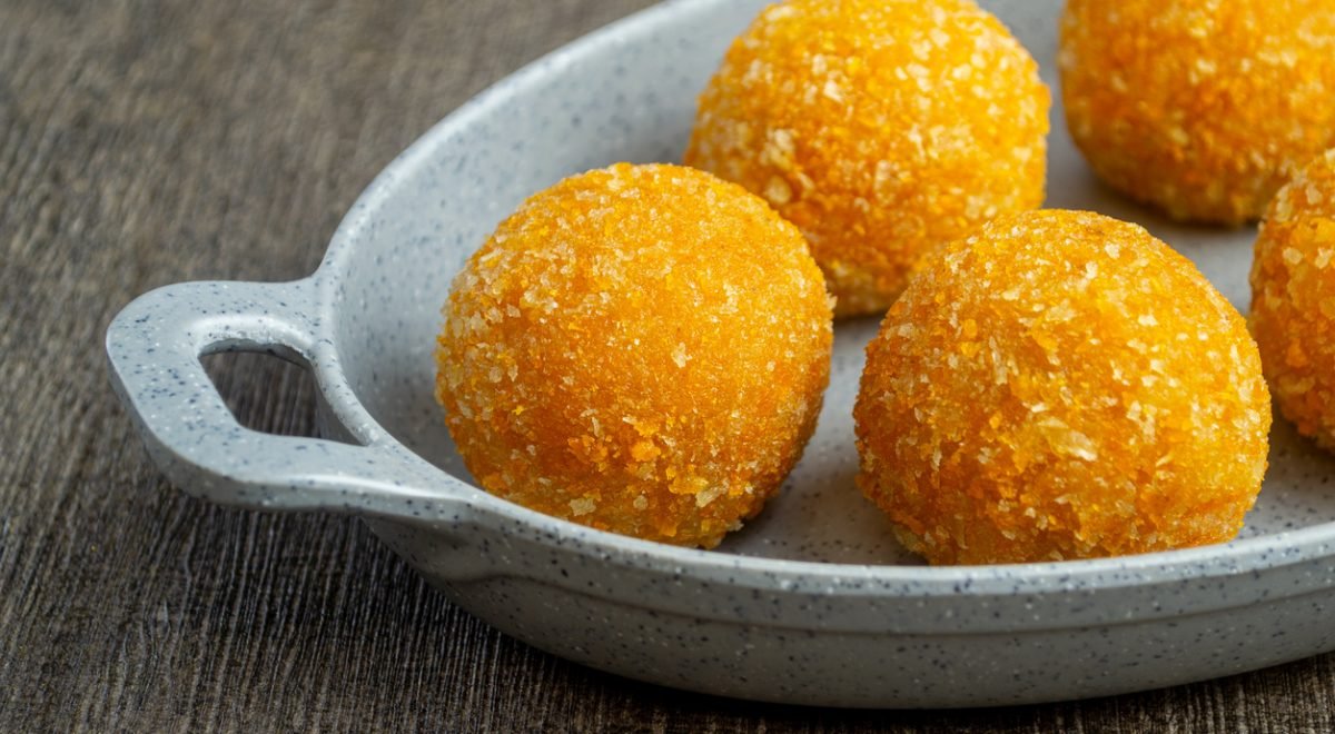 Bolinha de frango e batata-doce - iStock - Imagem ilustra bolinha de frango e batata-doce