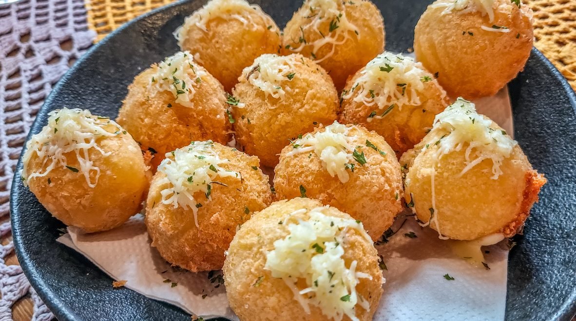 Bolinho de mandioca - iStock - Imagem ilustra bolinhos de mandioca com queijo