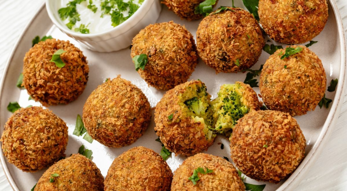 Bolinho de aveia e brócolis - iStock - Imagem ilustra bolinho de aveia recheado com brócolis