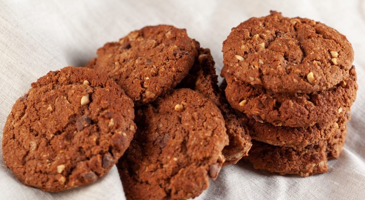 Cookies de aveia, banana e chocolate - iStock - Imagem ilustra cookies dispostos