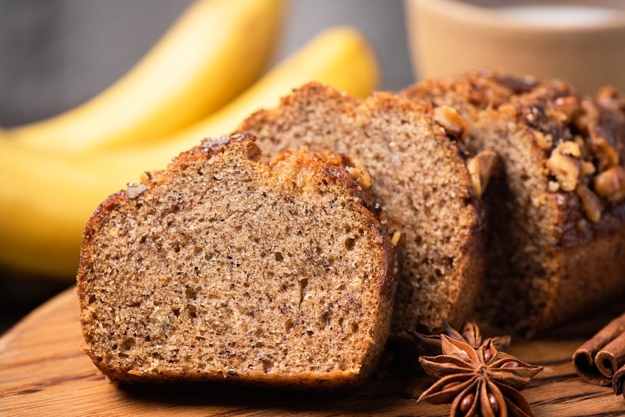 Bolo integral de canela fofinho e rápido para o café da manhã de poucos ingredientes
