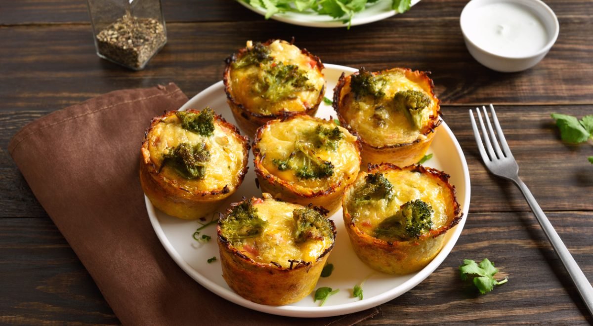 Quiche caseiro de brócolis - iStock - Imagem ilustra quiche de queijo e brócolis
