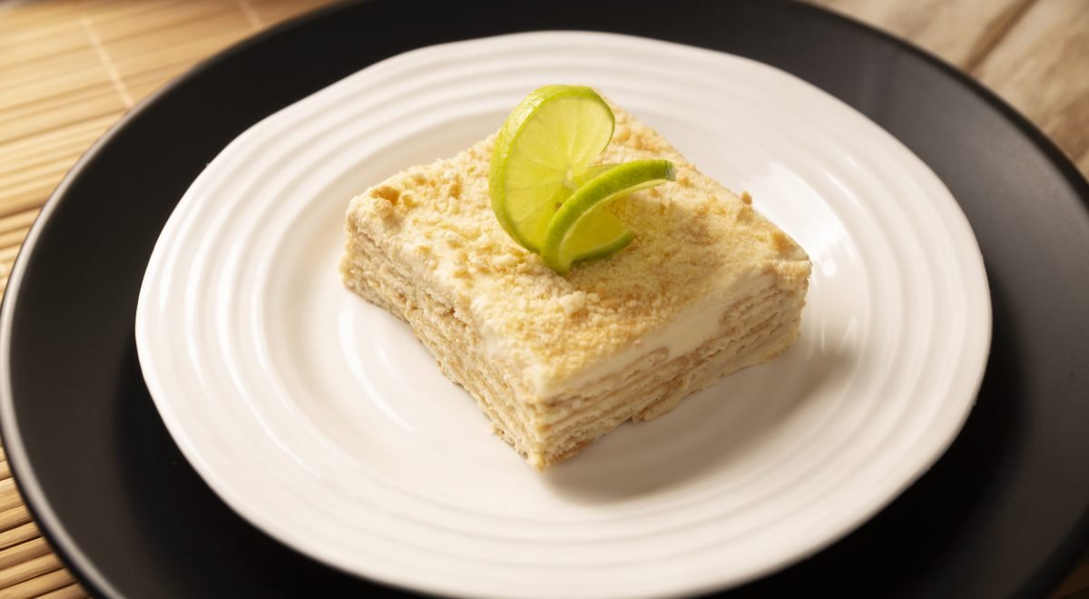 Bolo de limão - iStock - Imagem ilustra bolo de limão em prato branco