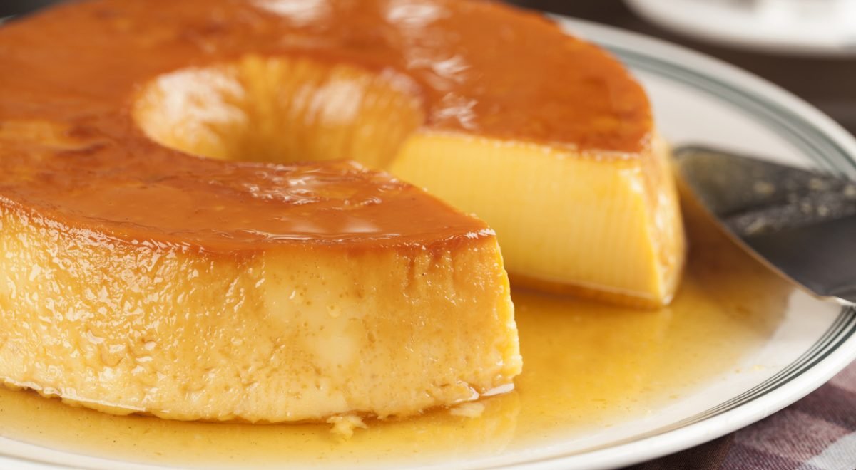 Pudim, a delicious brazilian dessert, made from condensed milk. - Imagem ilustra pudim sendo fatiado