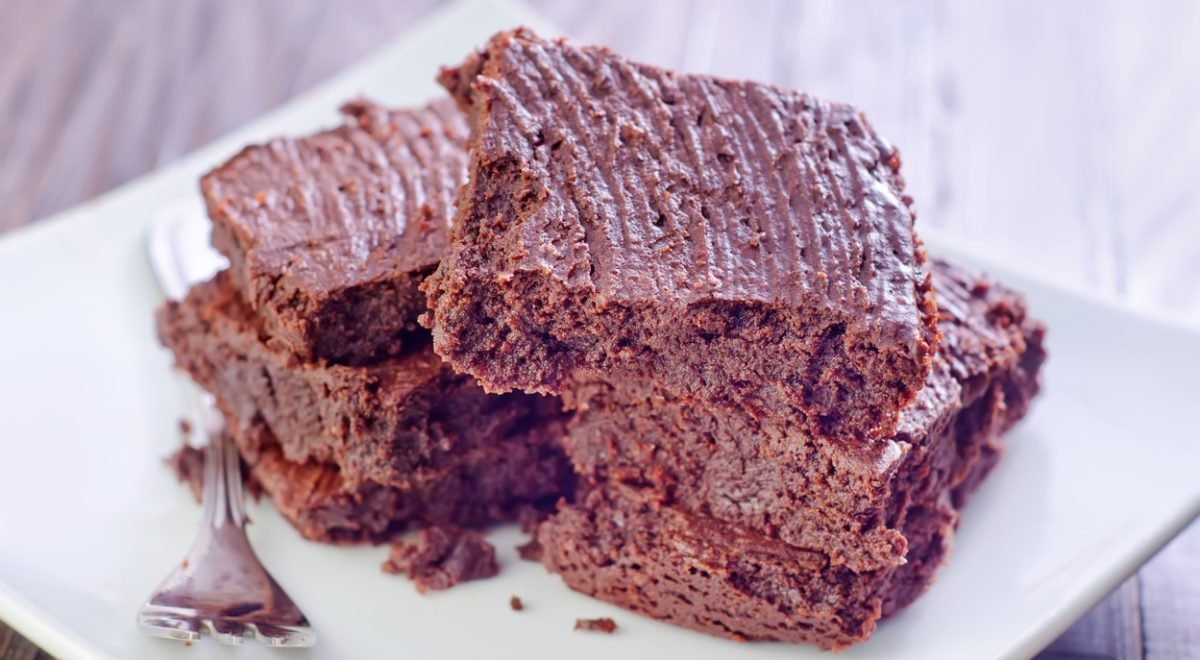 Bolo de chocolate - iStock - Imagem ilustra bolo de chocolate cortado
