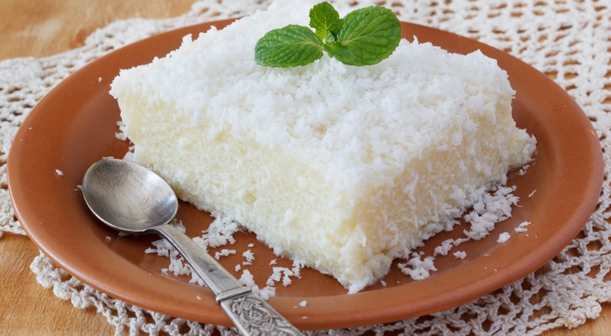 Bolo de coco - iStock - Imagem ilustra bolo de coco gelado